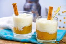 Arroz con leche con compota de manzana con canela