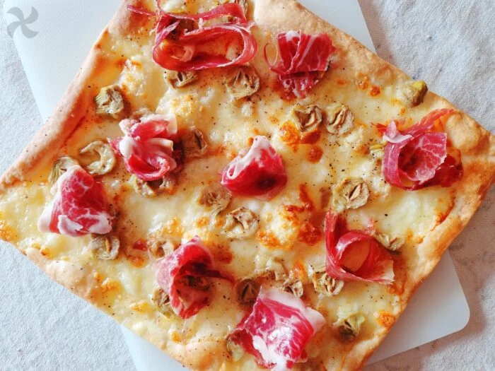 Coca de alcachofas, mozzarella y jamón ibérico