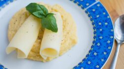 Crema de maíz con crujiente de queso manchego y aceite de pimentón