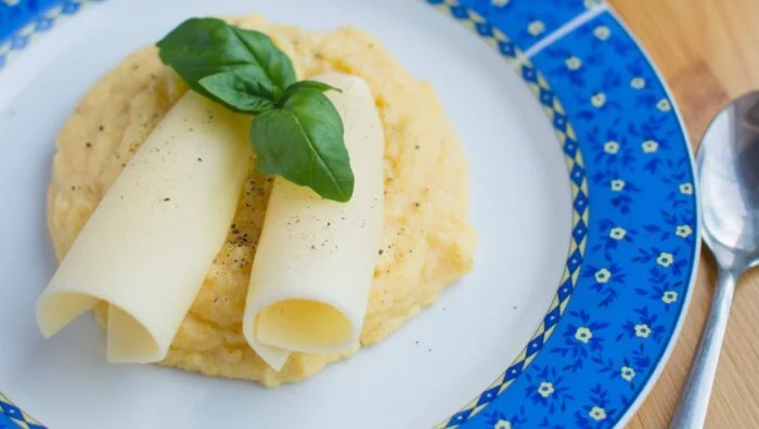 Crema de maíz con crujiente de queso manchego y aceite de pimentón