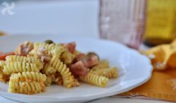 Ensalada de pasta con zanahoria y atún