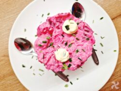 Ensalada rosa de patatas, salchichas y remolacha
