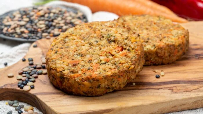 Hamburguesa vegetariana de quinoa y queso halloumi con alioli de cilantro