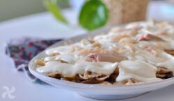 Pasta integral con salsa de coliflor, atún y gambas