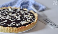 Pastel de chocolate y frutos secos, con leche condensada