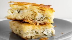 Pastelitos de queso feta y espinacas con salsa tzatziki