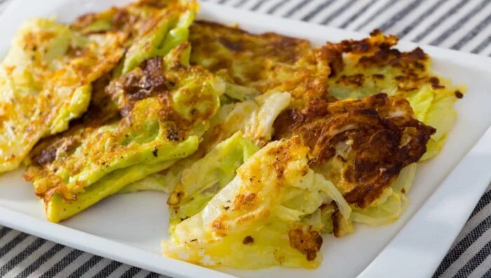 Pencas de acelgas rellenas de setas y trigueros con salsa de vino blanco