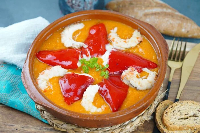 Pimientos de piquillo rellenos de gambas al ajillo