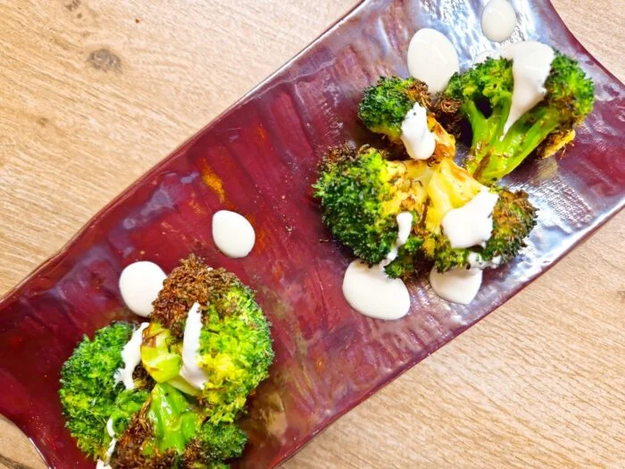 Ramilletes de brócoli en airfryer con lactonsa de yogur griego