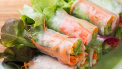 Rollitos de pencas de acelgas con salmón ahumado y crema de aguacate