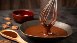 Sopa de chocolate con especias y chantilly de naranja