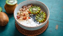 Tabulé de quinoa con kiwi, tomate cherry y menta fresca