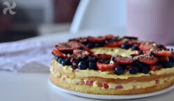 Tarta de crema pastelera y fresas