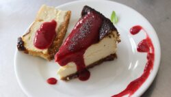 Tarta de queso y chocolate blanco con base de galletas de avellana