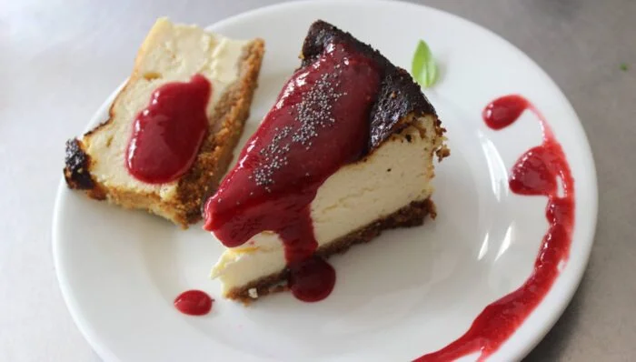 Tarta de queso y chocolate blanco con base de galletas de avellana