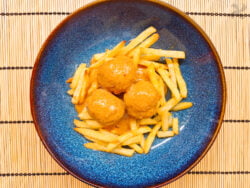 Albóndigas de pollo en salsa de almendras