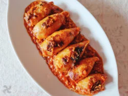 Calamarcitos rellenos de langostinos con salsa de almendras