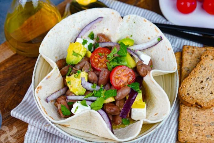 Cesta con ensalada de judías pinta