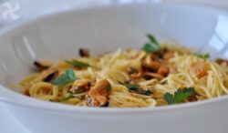 Espaguetis con atún y mejillones en conserva