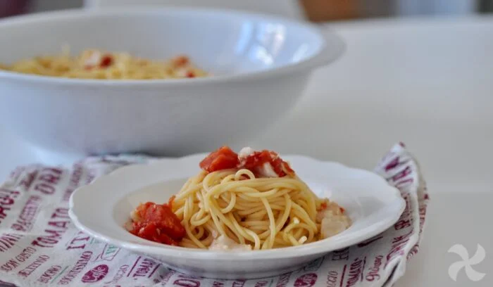 Espaguetis con merluza y tomate pelado en conserva
