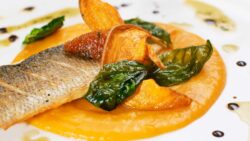 Filete de trucha en salsa de maracuyá con puré de boniato y espinacas salteadas