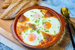 Fritada de pisto con tomate, huevos y queso al horno