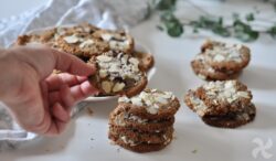 Galletas de coco, chocolate y almendras