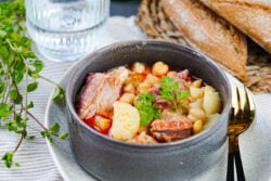 Garbanzos guisados con costilla adobada y chorizo