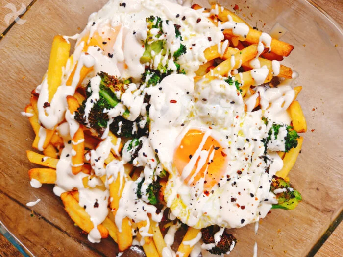 Huevos rotos con brocoli en airfryer y falso alioli de yogur griego