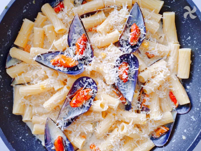 Macarrones con mejillones en crema de ajo y limón