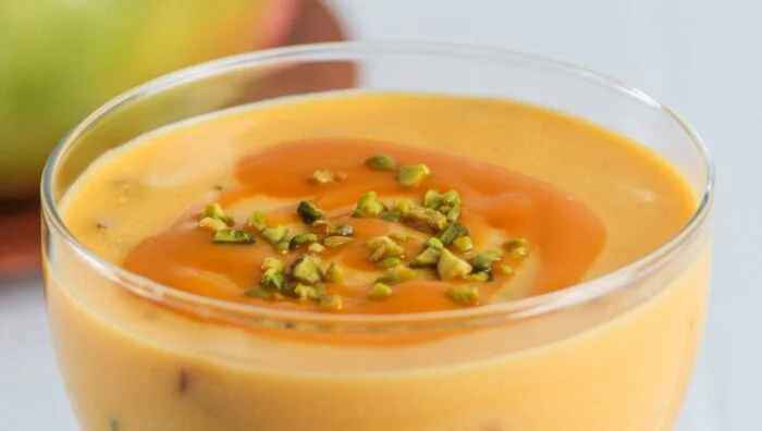 Mousse de frutas tropicales con espuma de coco y crujiente de piña