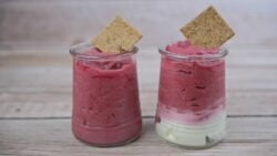 Mousse de remolacha con crema de queso de cabra y crujiente de pan tostado