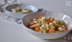 Pasta con pesto de lechuga y aceitunas verdes