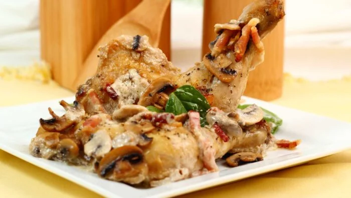 Pollo al estilo francés con champiñones y vino tinto