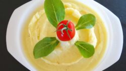 Sopa de patatas asadas con panceta crujiente y cebollino fresco