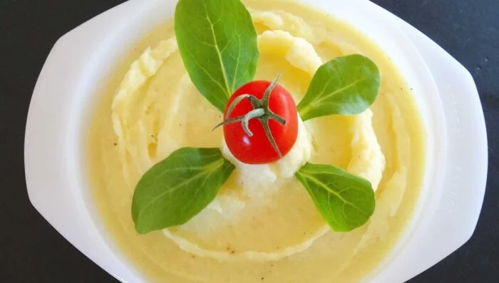 Sopa de patatas asadas con panceta crujiente y cebollino fresco