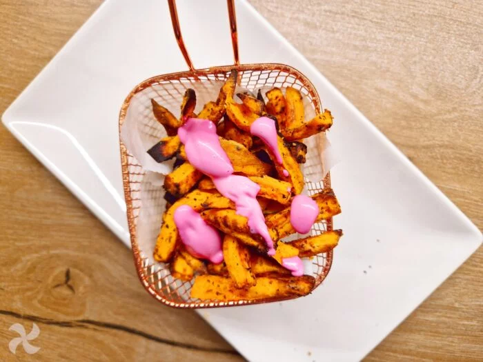Sweet fries con mayonesa de remolacha en airfryer