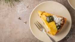 Tartaleta de espuma de lima con frutas tropicales