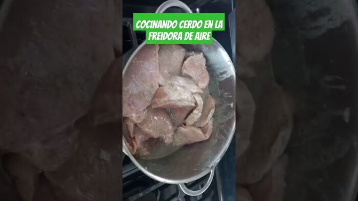 Cerdo frito en la freidora de aire, sin grasa