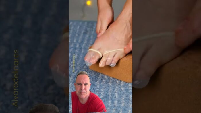 Nunca podrías imaginarte lo que esta haciendo esta mujer hasta terminar de verlo.Unos zapatos tacón.