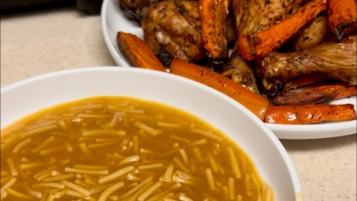 Sopita de fideo con piernas y zanahorias  en la freidora de aire