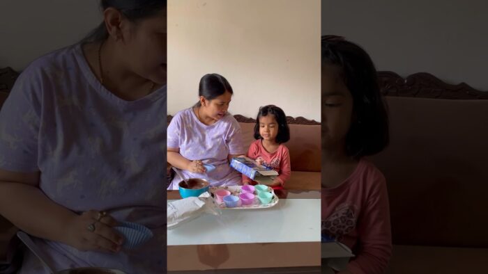 Vihana ne sikha chocolate muffin in air fryer #viral #recipe #shorts #trendingonshorts #shortsviral