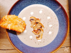 Crema de champiñones con pan de ajo y queso