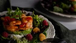 Ensalada de mariscos con vinagreta de frutos rojos