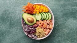 Ensalada de quinoa con salmón marinado y aguacate