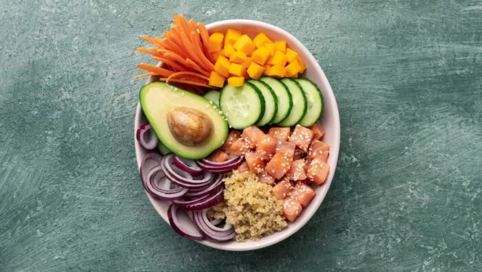 Ensalada de quinoa con salmón marinado y aguacate