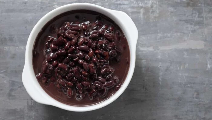 Frijoles negros con coco y cilantro