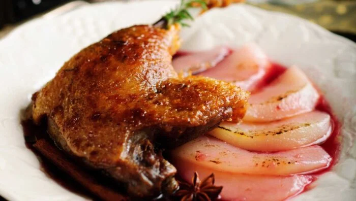 Guiso de pato con ciruelas pasas y vino de Oporto