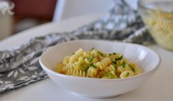 Hélices con carbonara de calabacín