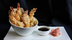 Langostinos en tempura con salsa de maracuyá